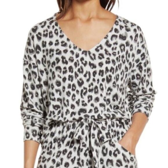Gibsonlook Women's Long Sleeve V-neck Fleece Top Ivory Black Snow Leopard Print - Picture 2 of 7